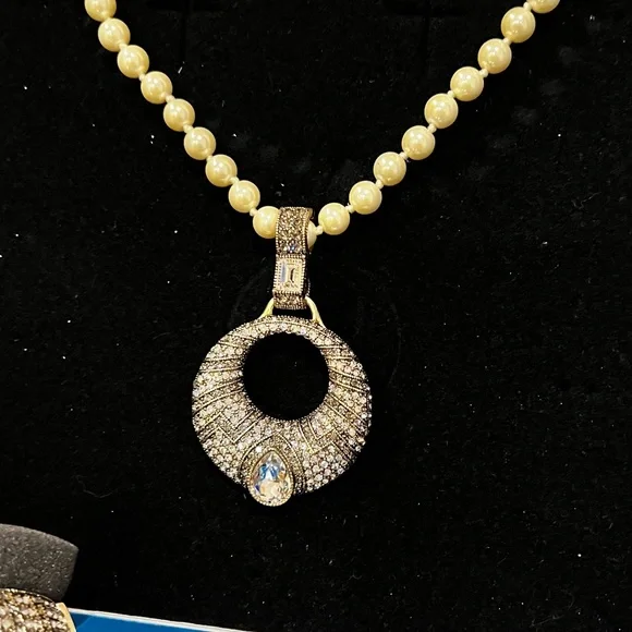 Heidi Daus White Pearl & Crystal Necklace/Bracelet Set 🤍💎 - Picture 12 of 13